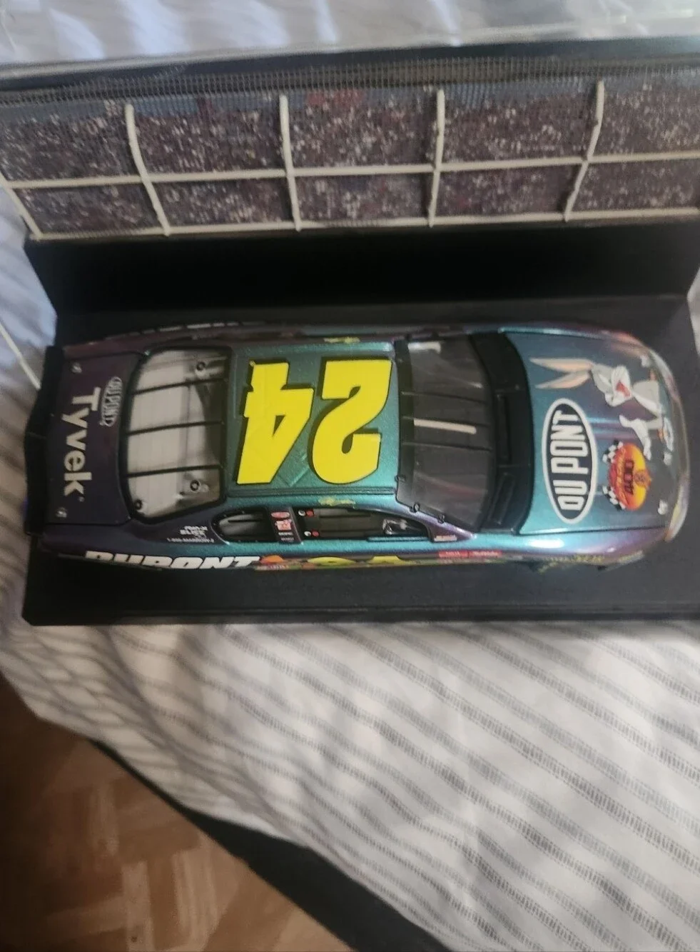 Jeff Gordon #24 DuPont Looney Tunes Bugs Bunny 1:24 Diecast + Case